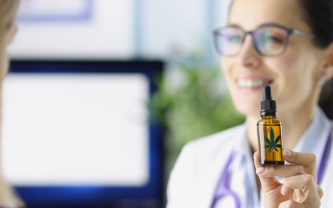 Pharmacien conseillant un client sur les huiles essentielles en pharmacie