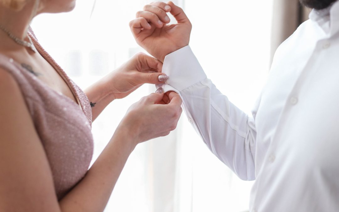 Femme essayant une lingerie prothèse mammaire en pharmacie