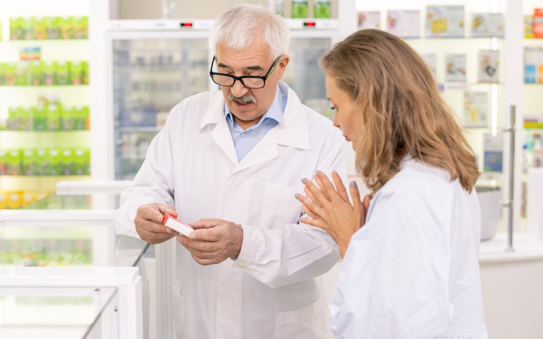 pharmacien conseillant un client sur les probiotiques